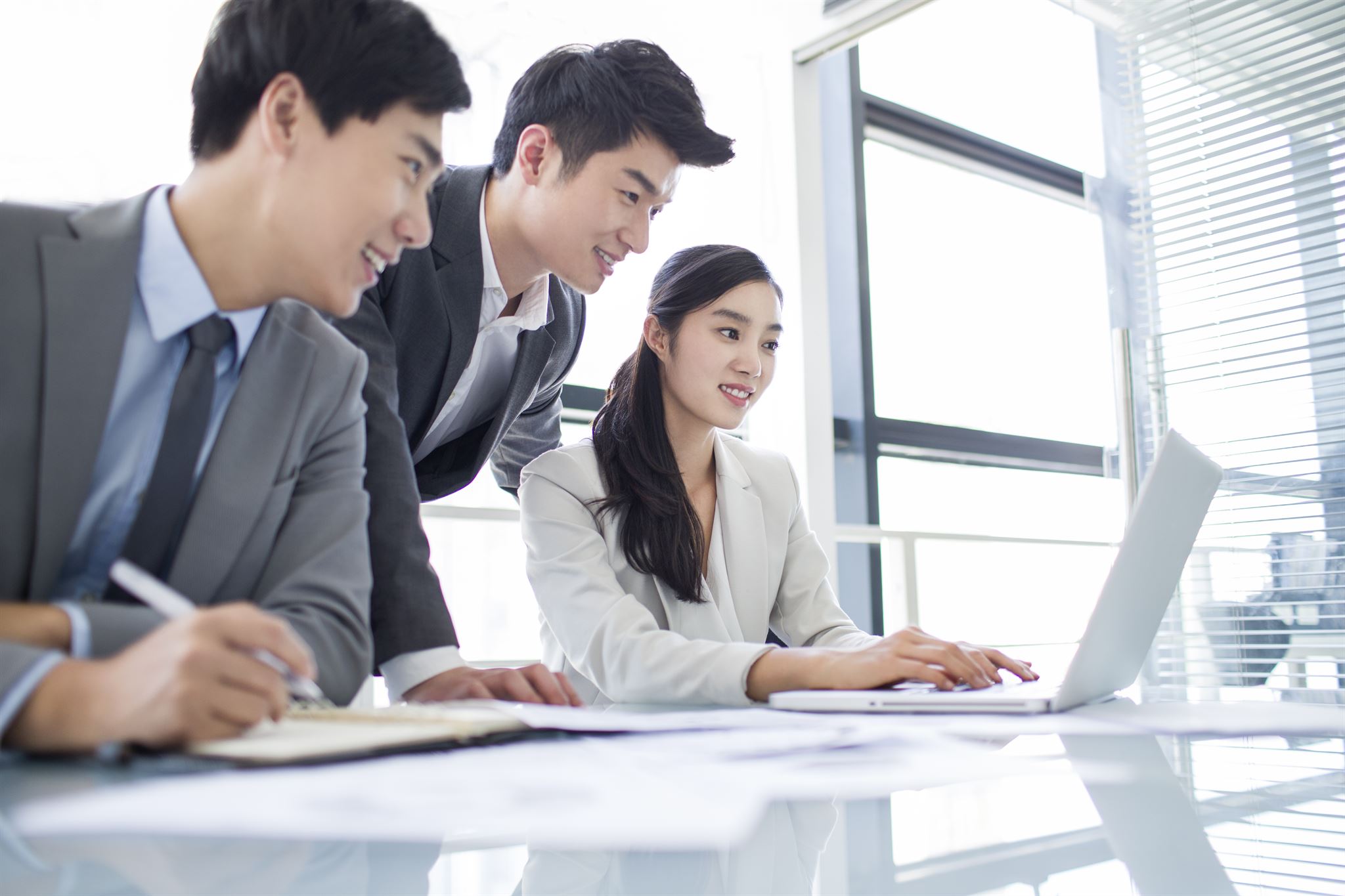 Group-of-professionals-looking-at-the-computer