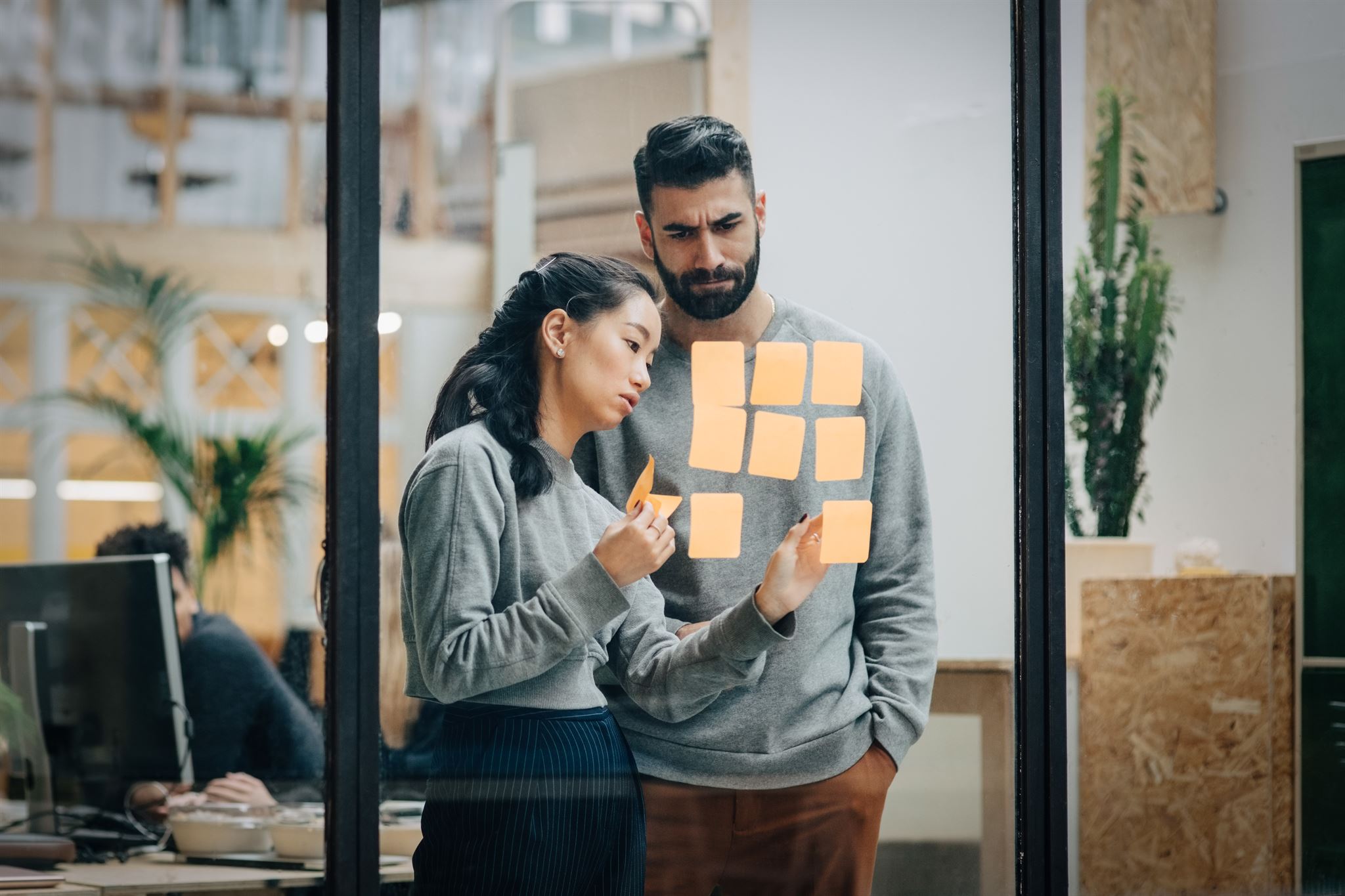 People-discussing-in-office